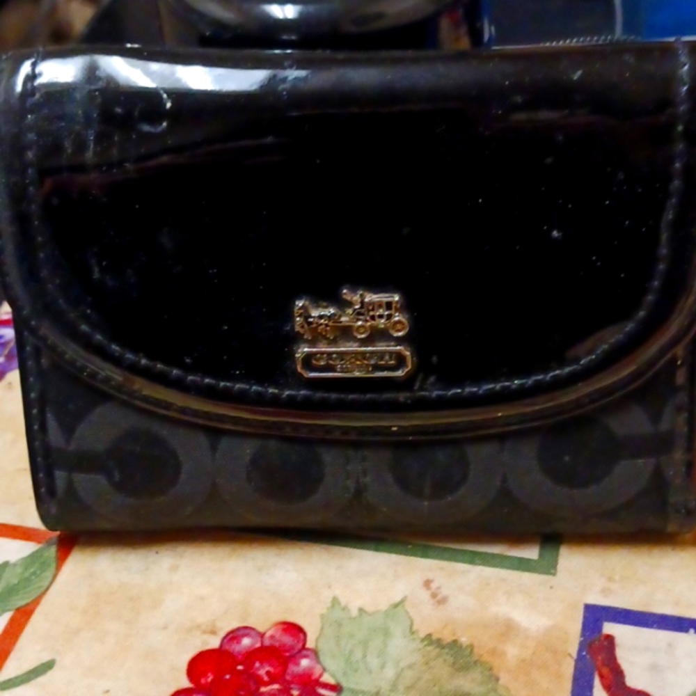 FINAL B4 DONATE. PRE LOVED COACH WALLET